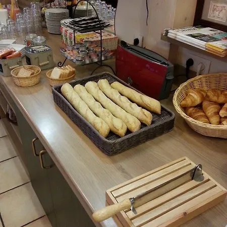 Hotel Contact Le Comte 2*