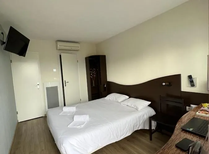 Contact Le Comte Hotel